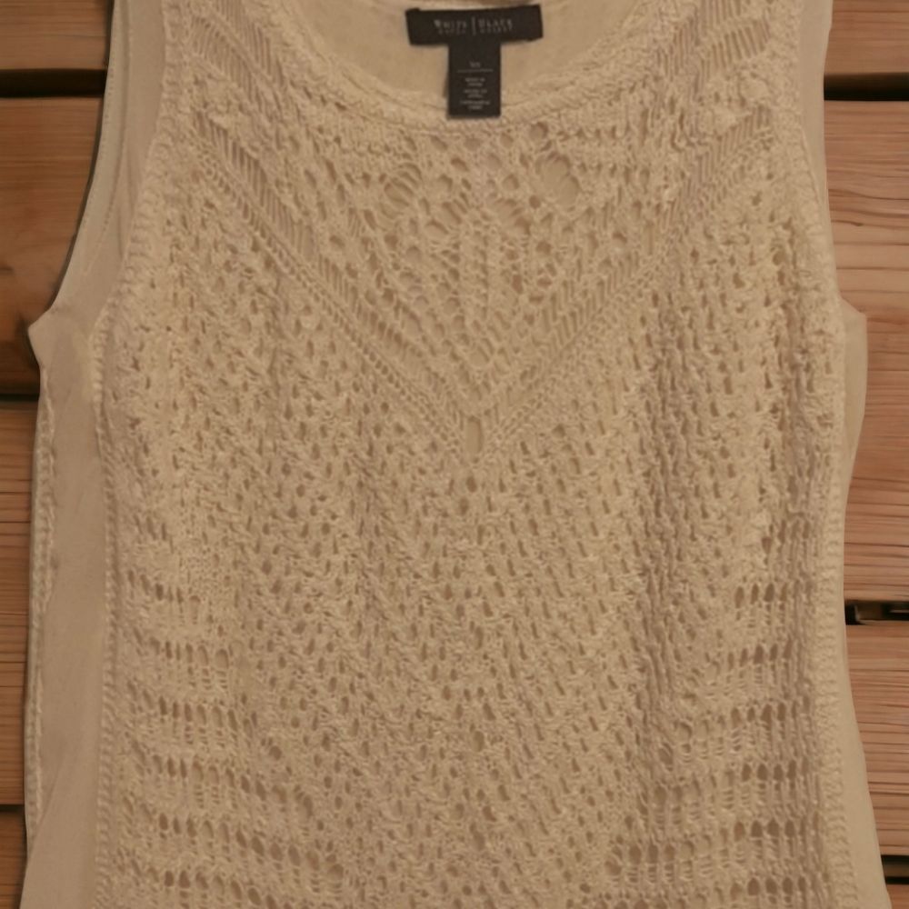 WHITE HOUSE BLACK MARKET SLEEVLESS BLOUSE